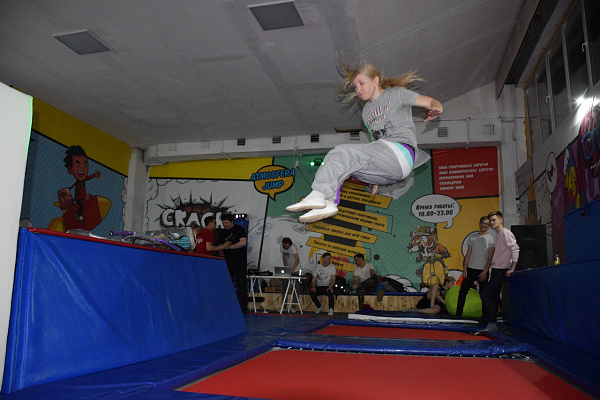  Батутный центр в Хабаровске. Сервис Ultra Подарки. Купить подарочный сертификат в батутный центр, попробуйте прыжки на батуте в Хабаровске. Сервис UltraPodarki.ru 8 (800) 555 95-30.. Батутный центр , батутный центр, батутный центр цены, батутный центр в Хабаровске,  батутный парк, батут прыгать, прыжки +на батуте, батут Хабаровск, батут спорт