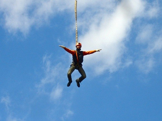 Роупджампинг - прыжки с верёвкой в Хабаровске. Подарочные сертификаты Ultra Подарки. Роупджампинг в Хабаровске - Экстремальный оригинальный подарок или подарочный сертификат на Роупджампинг - прыжки с верёвкой. Сервис UltraPodarki.ru 8-800-505-95-30. роупджампинг Хабаровск, прыжок веревка Хабаровск, роупджампинг, прыжок веревка, прыжок с веревкой, Подарок, подарочный сертификат, экстрим, экстремальный подарок