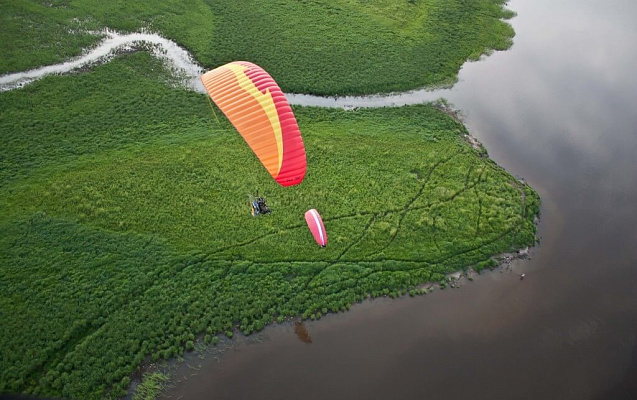 Полёт с инструктором на параплане в Хабаровске. Ultra Подарки. Полёт с инструктором на параплане в Хабаровске. Попробуйте полёт на двухместном параплане над столицей. Сервис: UltraPodarki.ru 8 800 505 95 30. Полёт на параплане, полёт на параплане Хабаровск, полёт с инструктором на параплане Хабаровск, полёт с инструктором на параплане, параплан Хабаровск, параплан, парапланеризм Хабаровск, купить параплан Хабаровск