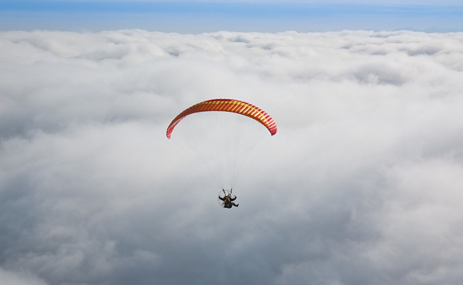 Полёт с инструктором на параплане в Хабаровске. Ultra Подарки. Полёт с инструктором на параплане в Хабаровске. Попробуйте полёт на двухместном параплане над столицей. Сервис: UltraPodarki.ru 8 800 505 95 30. Полёт на параплане, полёт на параплане Хабаровск, полёт с инструктором на параплане Хабаровск, полёт с инструктором на параплане, параплан Хабаровск, параплан, парапланеризм Хабаровск, купить параплан Хабаровск