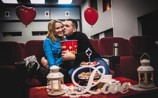 Романтическое свидание в кинотеатре в Хабаровске. Ultra Подарки. Купить романтическое свидание в кинотеатре в Хабаровске. Подарите самым близким незабываемые моменты и признайтесь в искренних чувствах. Сервис UltraPodarki.ru 8-800-505-95-30. Романтическое свидание в кинотеатре в Хабаровске, свидание в Хабаровске, свидание в кинотеатре, сертификат на свидание в кинотеатре, сертификат на свидание в Хабаровске, купить свидание, купить свидание Хабаровск, первое свидание, девушка свидание, хороший кинотеатре, романтический кинотеатре, романтический вечер, романтический ужин, романтические любимому, романтическая музыка