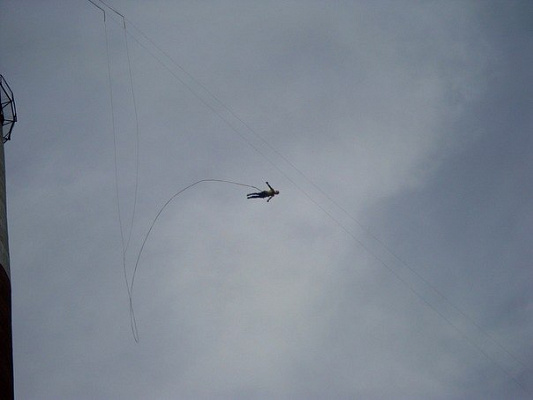 Роупджампинг - прыжки с верёвкой в Хабаровске. Подарочные сертификаты Ultra Подарки. Роупджампинг в Хабаровске - Экстремальный оригинальный подарок или подарочный сертификат на Роупджампинг - прыжки с верёвкой. Сервис UltraPodarki.ru 8-800-505-95-30. роупджампинг Хабаровск, прыжок веревка Хабаровск, роупджампинг, прыжок веревка, прыжок с веревкой, Подарок, подарочный сертификат, экстрим, экстремальный подарок