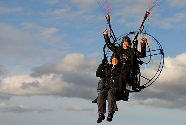 Полёт с инструктором на параплане в Хабаровске. Ultra Подарки. Полёт с инструктором на параплане в Хабаровске. Попробуйте полёт на двухместном параплане над столицей. Сервис: UltraPodarki.ru 8 800 505 95 30. Полёт на параплане, полёт на параплане Хабаровск, полёт с инструктором на параплане Хабаровск, полёт с инструктором на параплане, параплан Хабаровск, параплан, парапланеризм Хабаровск, купить параплан Хабаровск