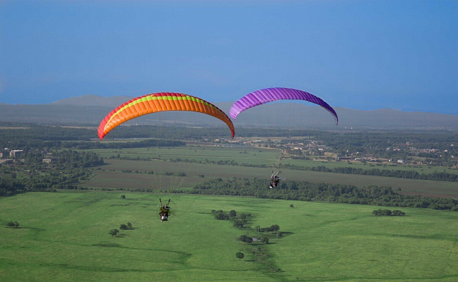 Полёт с инструктором на параплане в Хабаровске. Ultra Подарки. Полёт с инструктором на параплане в Хабаровске. Попробуйте полёт на двухместном параплане над столицей. Сервис: UltraPodarki.ru 8 800 505 95 30. Полёт на параплане, полёт на параплане Хабаровск, полёт с инструктором на параплане Хабаровск, полёт с инструктором на параплане, параплан Хабаровск, параплан, парапланеризм Хабаровск, купить параплан Хабаровск