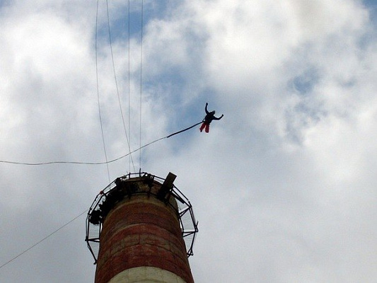Роупджампинг - прыжки с верёвкой в Хабаровске. Подарочные сертификаты Ultra Подарки. Роупджампинг в Хабаровске - Экстремальный оригинальный подарок или подарочный сертификат на Роупджампинг - прыжки с верёвкой. Сервис UltraPodarki.ru 8-800-505-95-30. роупджампинг Хабаровск, прыжок веревка Хабаровск, роупджампинг, прыжок веревка, прыжок с веревкой, Подарок, подарочный сертификат, экстрим, экстремальный подарок