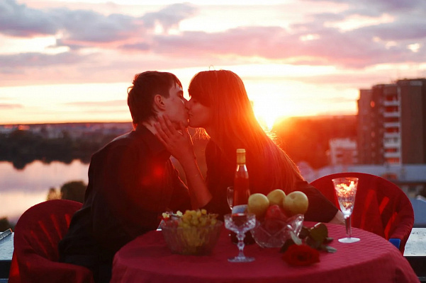 Романтическое свидание на крыше в Хабаровске. Ultra Подарки. Купить романтическое свидание на крыше в Хабаровске. Подарите самым близким незабываемые моменты и почувствуйте друг друга ещё ближе. Сервис UltraPodarki.ru 8 800 505 95 30. Романтическое свидание на крышев Хабаровске, свидание на крышев Хабаровске, свидание, сертификат на свидание на крыше, сертификат на свидание в Хабаровске, купить свидание на крыше, купить свидание Хабаровск