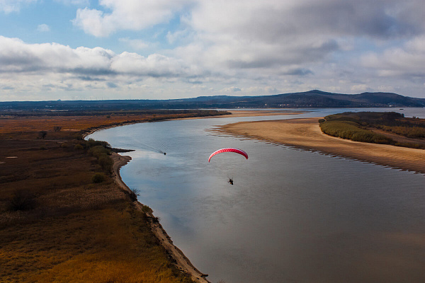 Полёт с инструктором на параплане в Хабаровске. Ultra Подарки. Полёт с инструктором на параплане в Хабаровске. Попробуйте полёт на двухместном параплане над столицей. Сервис: UltraPodarki.ru 8 800 505 95 30. Полёт на параплане, полёт на параплане Хабаровск, полёт с инструктором на параплане Хабаровск, полёт с инструктором на параплане, параплан Хабаровск, параплан, парапланеризм Хабаровск, купить параплан Хабаровск