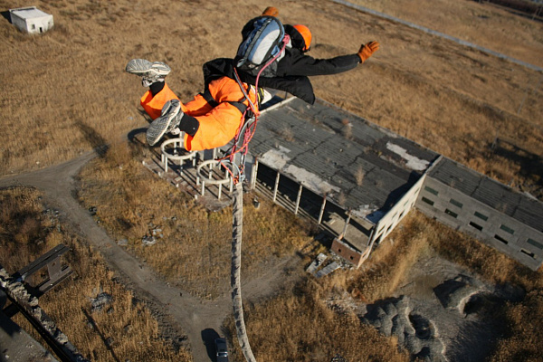 Роупджампинг - прыжки с верёвкой в Хабаровске. Подарочные сертификаты Ultra Подарки. Роупджампинг в Хабаровске - Экстремальный оригинальный подарок или подарочный сертификат на Роупджампинг - прыжки с верёвкой. Сервис UltraPodarki.ru 8-800-505-95-30. роупджампинг Хабаровск, прыжок веревка Хабаровск, роупджампинг, прыжок веревка, прыжок с веревкой, Подарок, подарочный сертификат, экстрим, экстремальный подарок