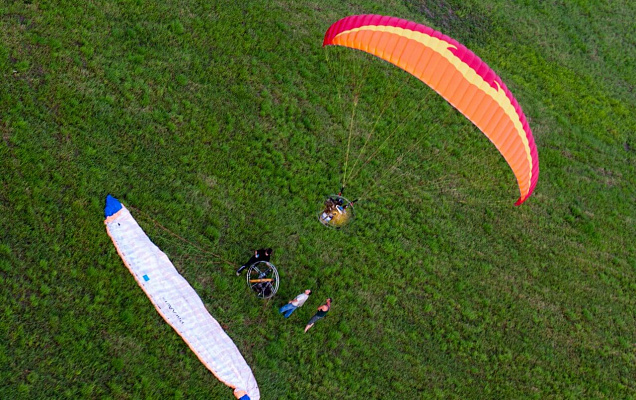 Полёт с инструктором на параплане в Хабаровске. Ultra Подарки. Полёт с инструктором на параплане в Хабаровске. Попробуйте полёт на двухместном параплане над столицей. Сервис: UltraPodarki.ru 8 800 505 95 30. Полёт на параплане, полёт на параплане Хабаровск, полёт с инструктором на параплане Хабаровск, полёт с инструктором на параплане, параплан Хабаровск, параплан, парапланеризм Хабаровск, купить параплан Хабаровск